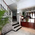 Oasis Hotel *